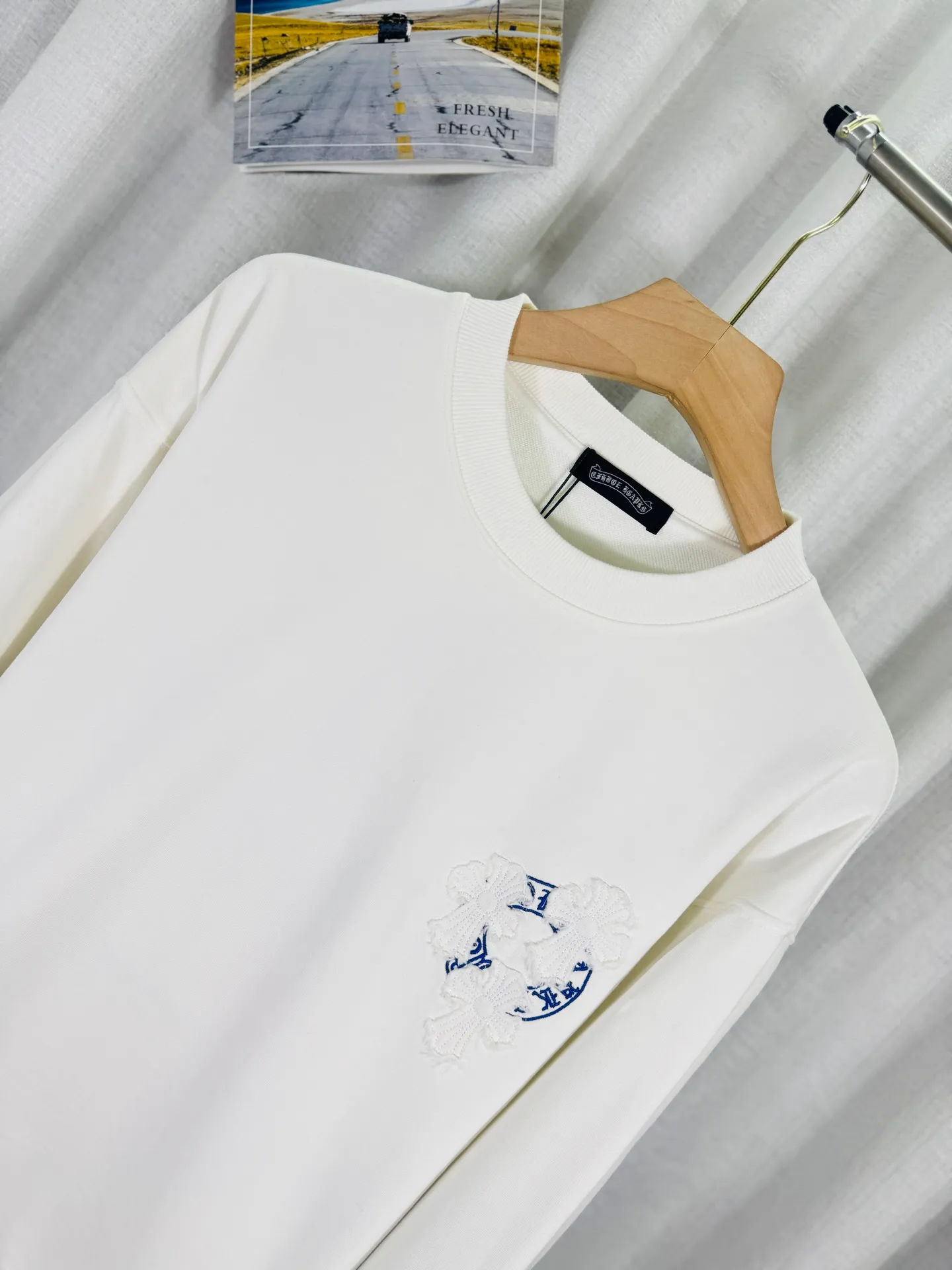 P260 top version, real shot without P, ​​different from market currency) 𝗖𝗵𝗿𝗼𝗺𝗲 𝗛𝗲𝗮𝗿𝘁𝘀/Cro Heart 2025 washed patch embroidery autumn and winter new original single counter American laser burnt 3D three-dimensional color embroidered couple casual sweatshirt 👑The highest version! Customized fabric 430g tripe terry fabric! American acid-washed and distressed original fabric laser burnt ✟appliqué embroidery and exquisite embroidery of letters! The best-selling model in the counter, very comfortable to wear. Accessories: original molded and authenticated collar label➕100% silk wash label. Genuine purchase-grade original hangtag➕matching hanging rope➕3D hanging beads➕original packaging bag. Craftsmanship: The original version has consistent wiring! The highest version of the armhole matching technique! Color: White Black Size: S M L XL Style Number: 25-357